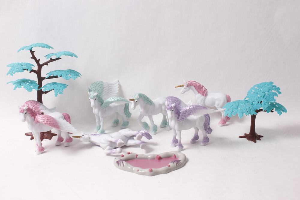 Lakeshore Fantasy Adventure Unicorn and Pegasus Toy Playset Parts ~260608-WH 660